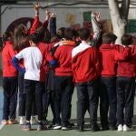 Un grupo de niños en el patio del colegio, en el colegio Blanca de Castilla