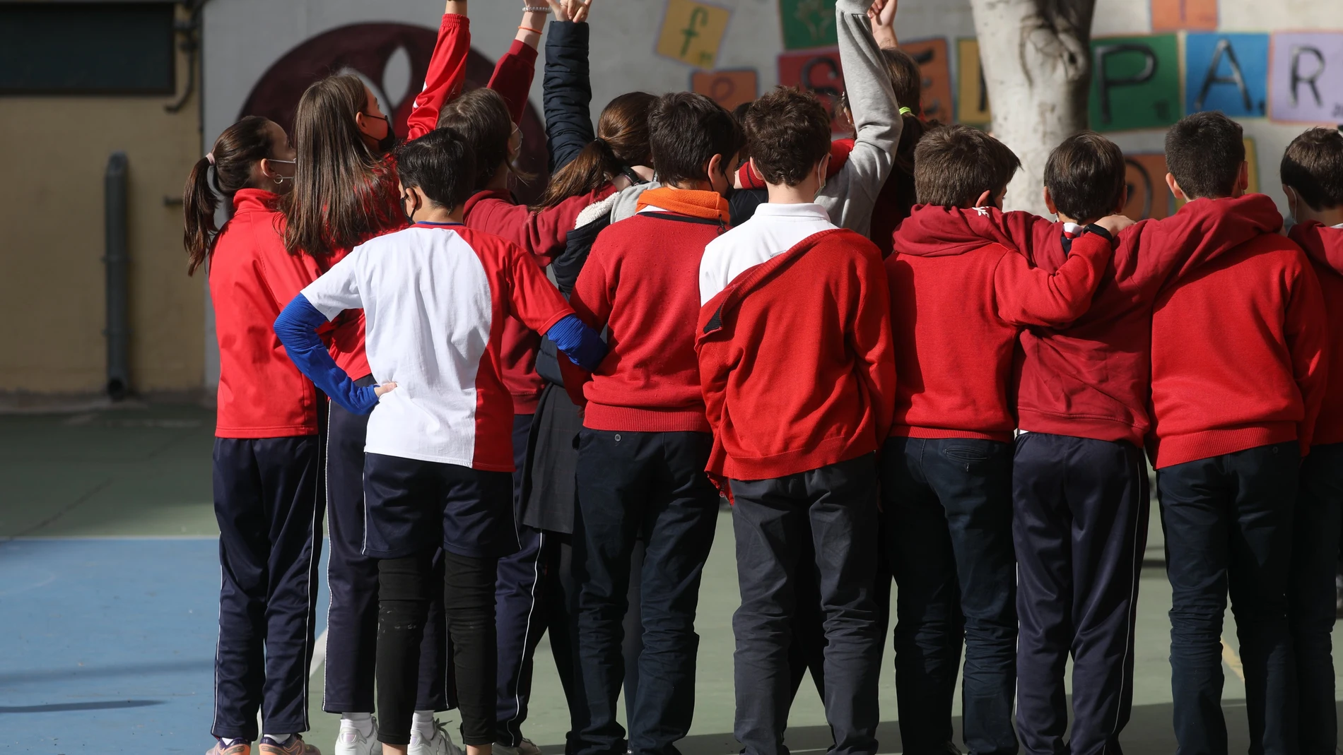 Un grupo de niños en el patio del colegio, en el colegio Blanca de Castilla