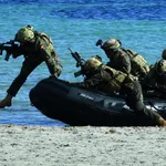 Miembros del Mando de Operaciones Especiales en un ejercicio de combate en agua