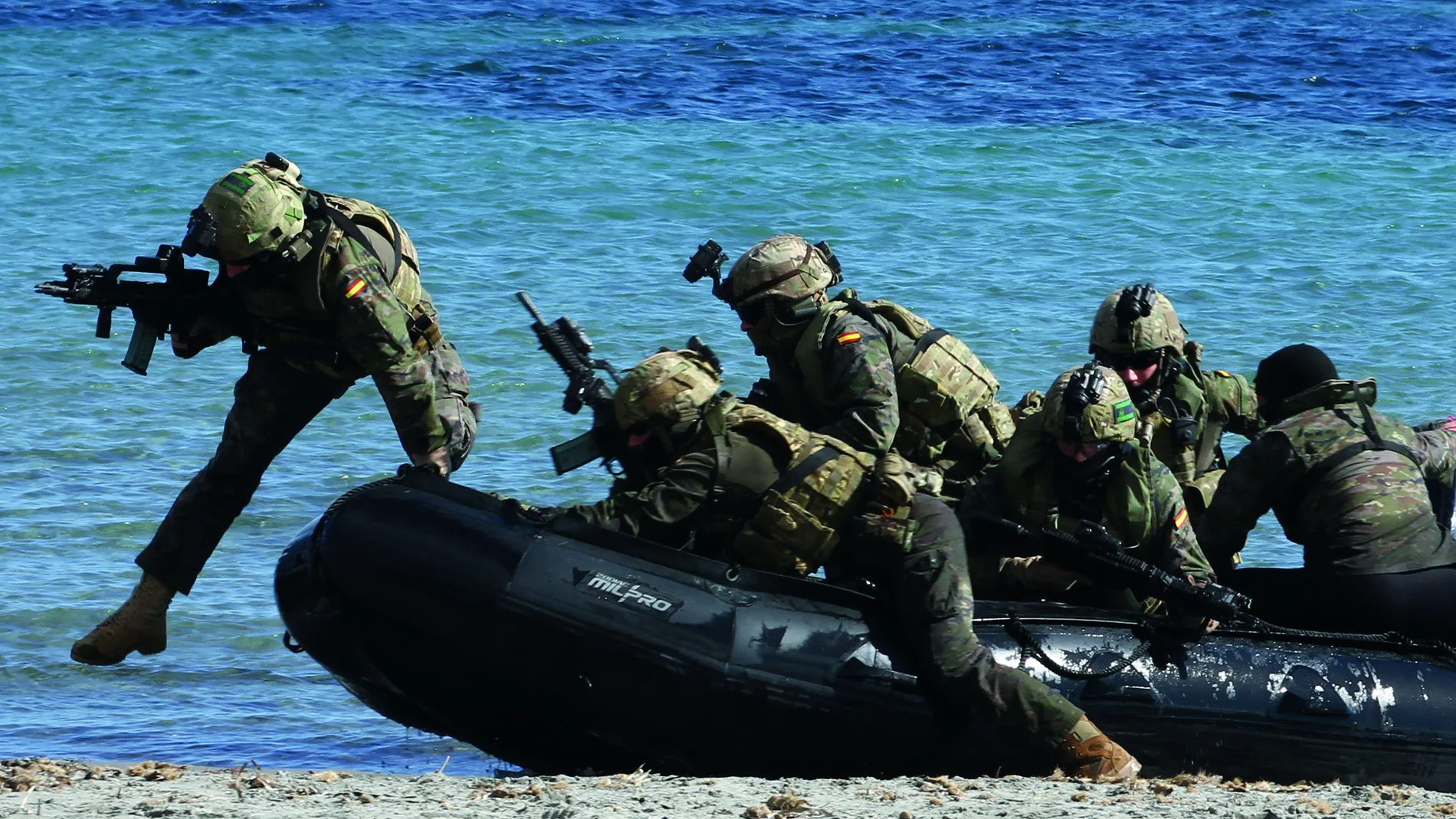 Entrenamiento de supervivencia y combate en el agua de los soldados del  Ejército Nacional 