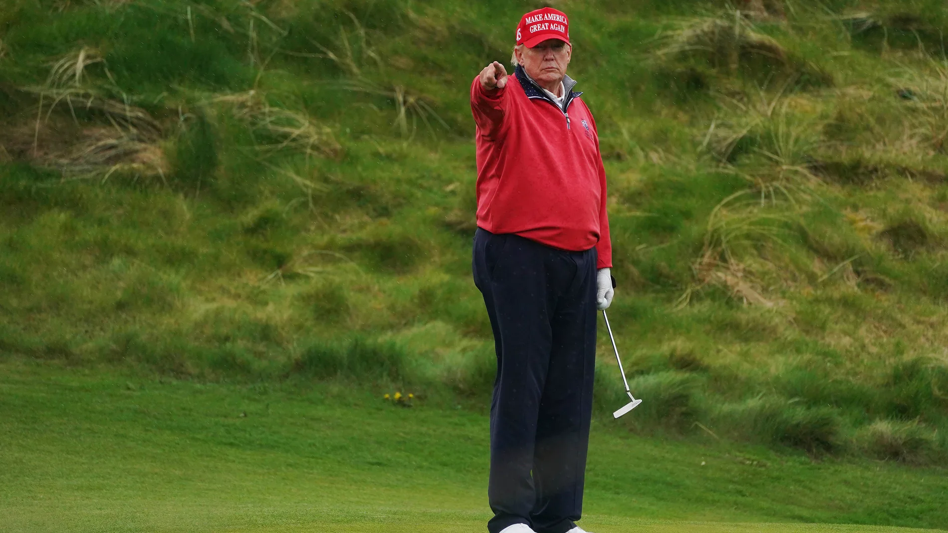 El expresidente Donald Trump juega al golf en Irlanda