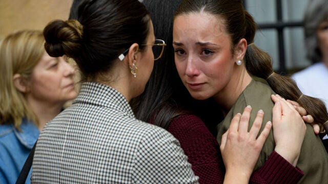 Asistentes al minuto de silencio en Oviedo por Claudia González, que se suicidó tras sufrir acoso escolar