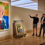 El artista alemán André Butzer, junto a Borja Thyssen, Blanca Cuesta y Guillermo Solana, director artístico del museo, observan la obra del alemán inspirada en el cuadro «Fränzi ante una silla tallada» de Ernst Ludwig Kirchner