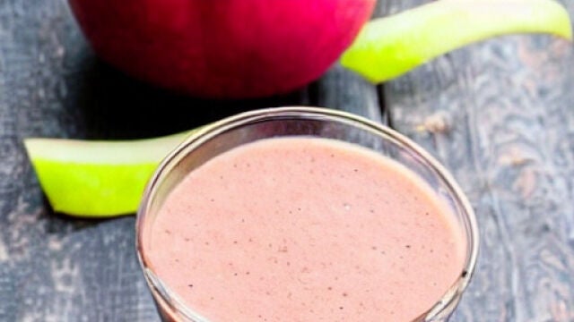 El batido detox de 2 ingredientes para bajar tripa y alargar el bronceado 