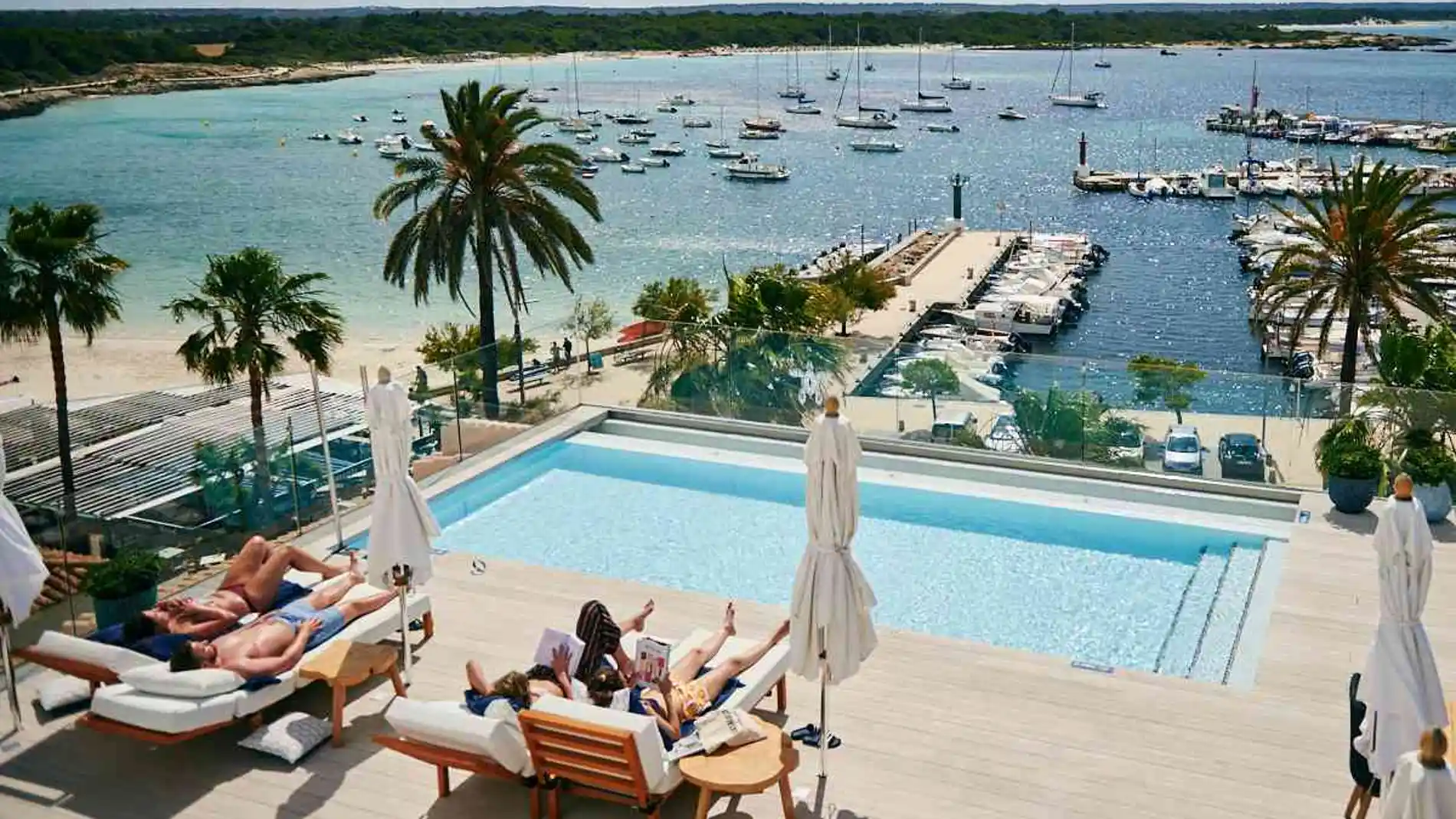 Hotel Honucai en la colònia Sant Jordi en Menorca