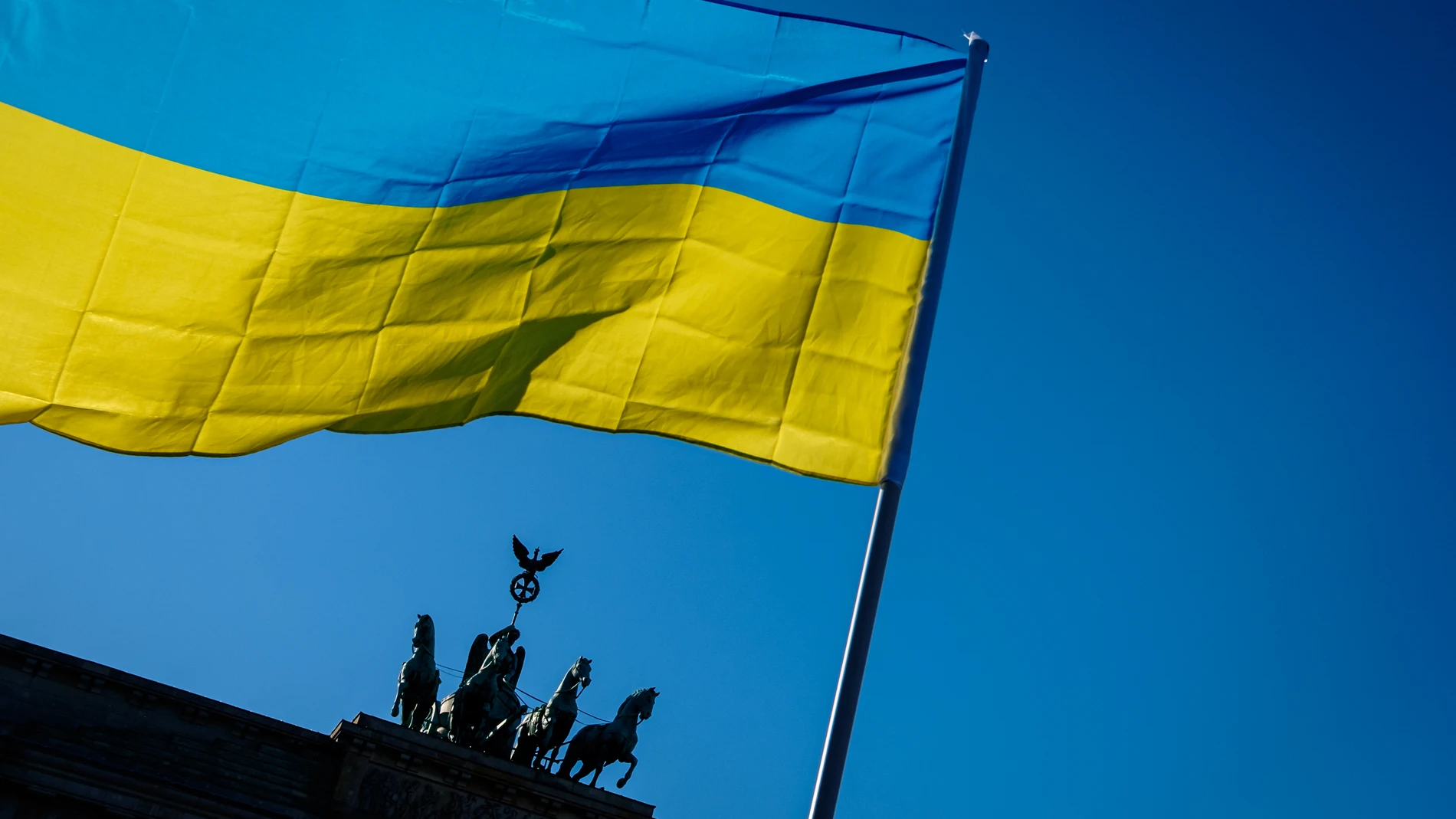 March 13, 2022, Berlin, Berlin, Germany: The Ukrainian flag can be seen in front of the Brandenburg Gate as tens of thousands people rally under the slogan ''Stop the war. Peace and solidarity for the people of Ukraine'' from Alexanderplatz to StraÃŸe des 17 Juni in Central Berlin.
  (Foto de ARCHIVO)
13/03/2022