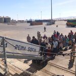 Los civiles evacuados de Sudán suben a bordo de la fragata "Reina Sofía"