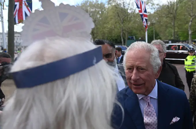 El rey y los príncipes de Gales salen a saludar a los simpatizantes que acampan ya en The Mall para tener un lugar privilegiado en la coronación