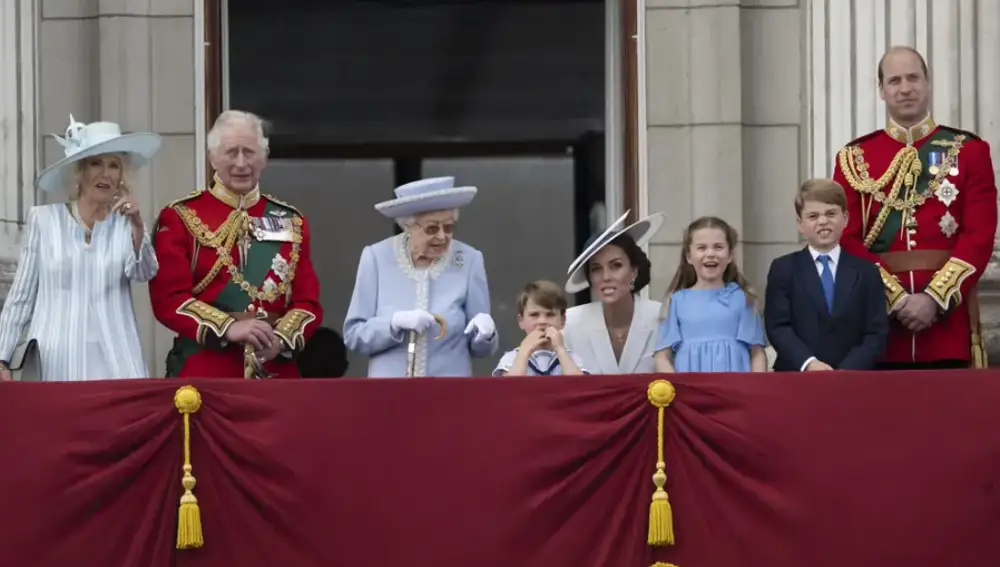 De izquierda a derecha, Camilla y Carlos, junto a la reina Isabel II, el príncipe Luis, Kate, duquesa de Cambridge, la princesa Carlota, el príncipe Jorge y el príncipe Guillermo se reúnen en el balcón del palacio de Buckingham, en Londres, en 2022.