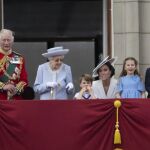 De izquierda a derecha, Camilla y Carlos, junto a la reina Isabel II, el príncipe Luis, Kate, duquesa de Cambridge, la princesa Carlota, el príncipe Jorge y el príncipe Guillermo se reúnen en el balcón del palacio de Buckingham, en Londres, en 2022.