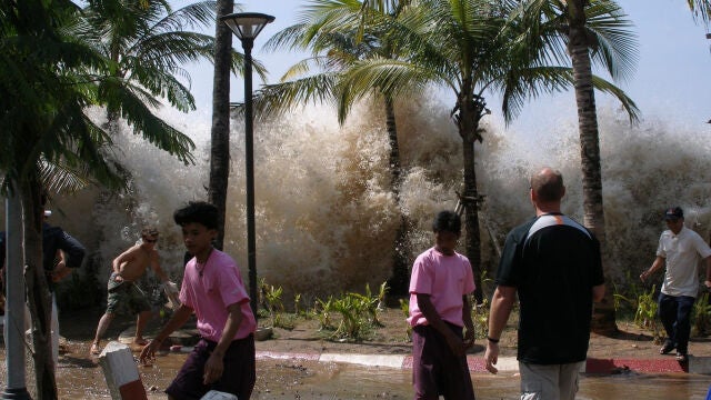 Imagen del tsunami en las costas de Indonesia