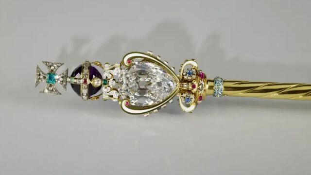 Cetro real de la monarquía británica con el diamante la Estrella de Africa en el centro