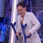 Tamara Falcó con muletas en 'El Hormiguero'