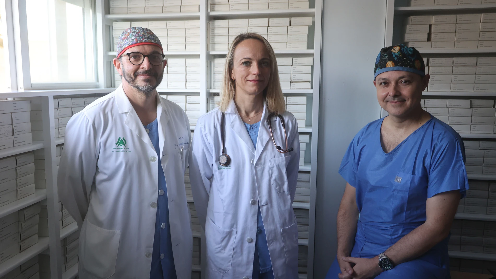 Los doctores Félix Coserria e Inmaculada Guillén, junto al enfermero Daniel Santos