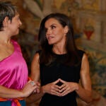 La Reina Letizia estrena vestido y zapatos dorados.