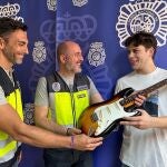 Recupera una guitarra de 1962 robada hace cuatro años tras ver un anuncio en una app de compraventas