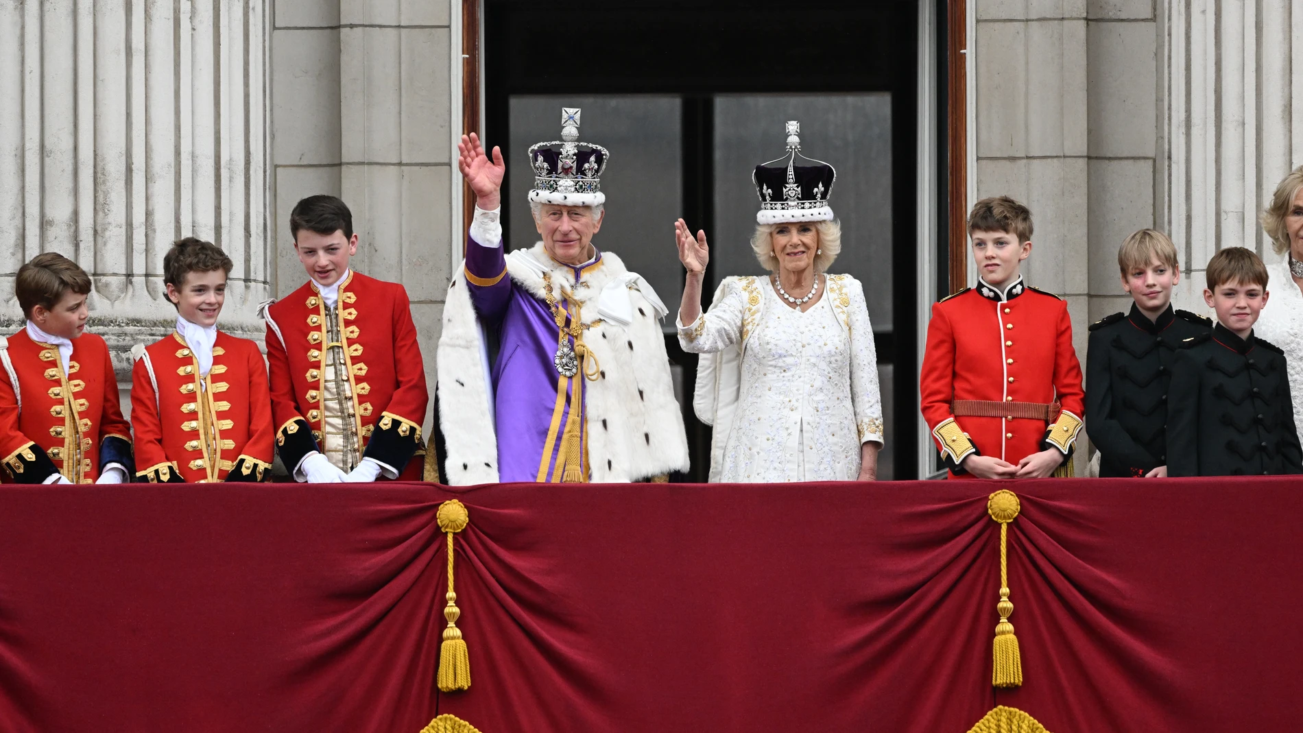London (United Kingdom), 06/05/2023.- Britain's King Charles III (C-L) and Queen Camilla (C-R) stand on the balcony of Buckingham Palace following their Coronation in London, Britain, 06 May 2023. The appearance on the balcony is to greet the crowds who have gathered in The Mall and to watch a fly past. (Reino Unido, Londres) EFE/EPA/Neil Hall 