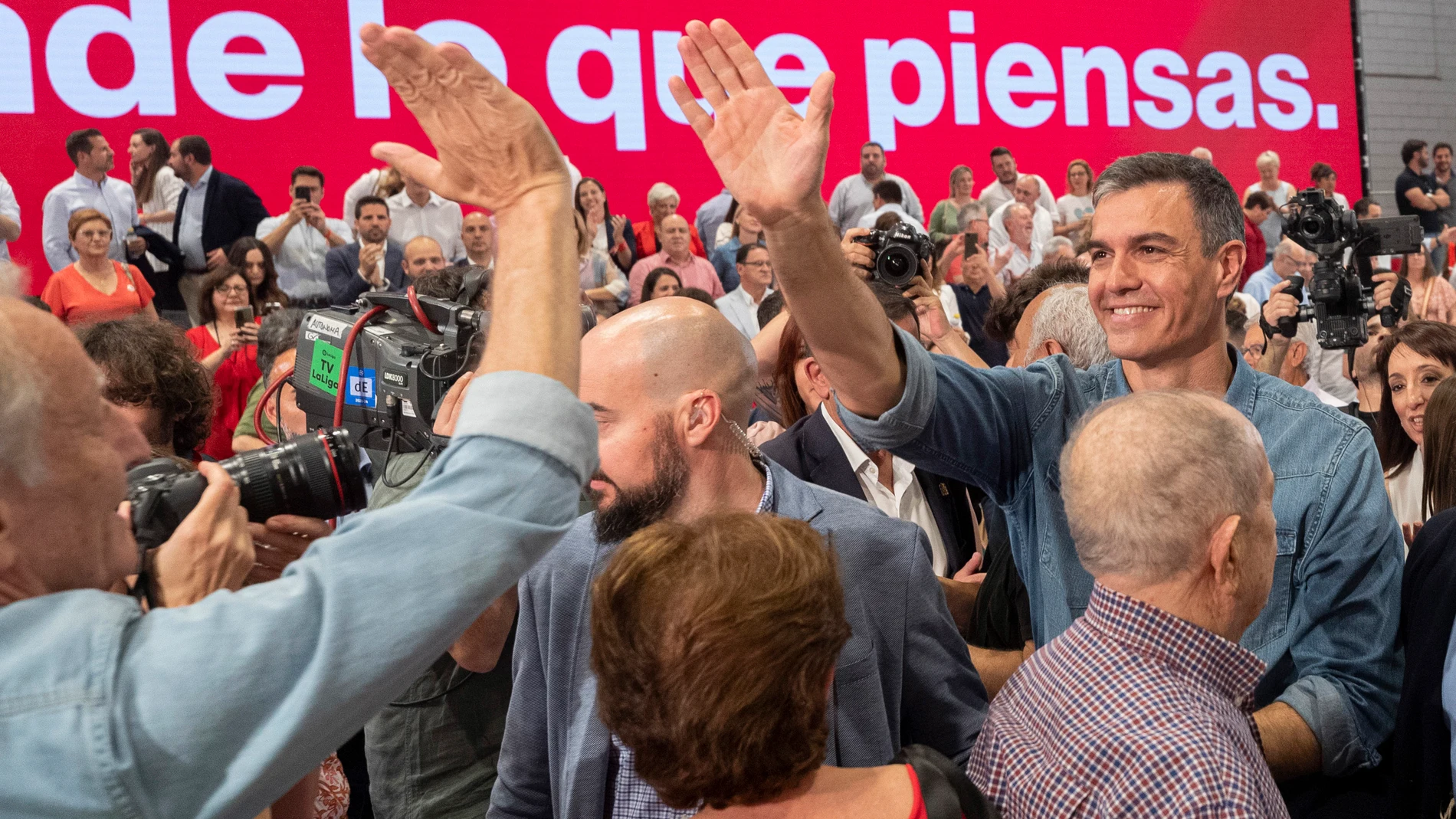 MURCIA, 06/05/2023.- El presidente del Gobierno, Pedro Sánchez (d) saluda a un grupo de simpatizantes durante su participación en el mitin convocado este sábado en Murcia. EFE/Marcial Guillén
