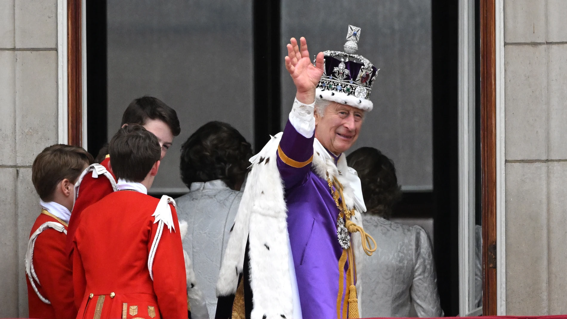 London (United Kingdom), 06/05/2023.- Britain's King Charles III waves as he leaves the balcony of Buckingham Palace following their Coronation in London, Britain, 06 May 2023. The appearance on the balcony is to greet the crowds who have gathered in The Mall and to watch a fly past. (Reino Unido, Londres) EFE/EPA/Neil Hall 