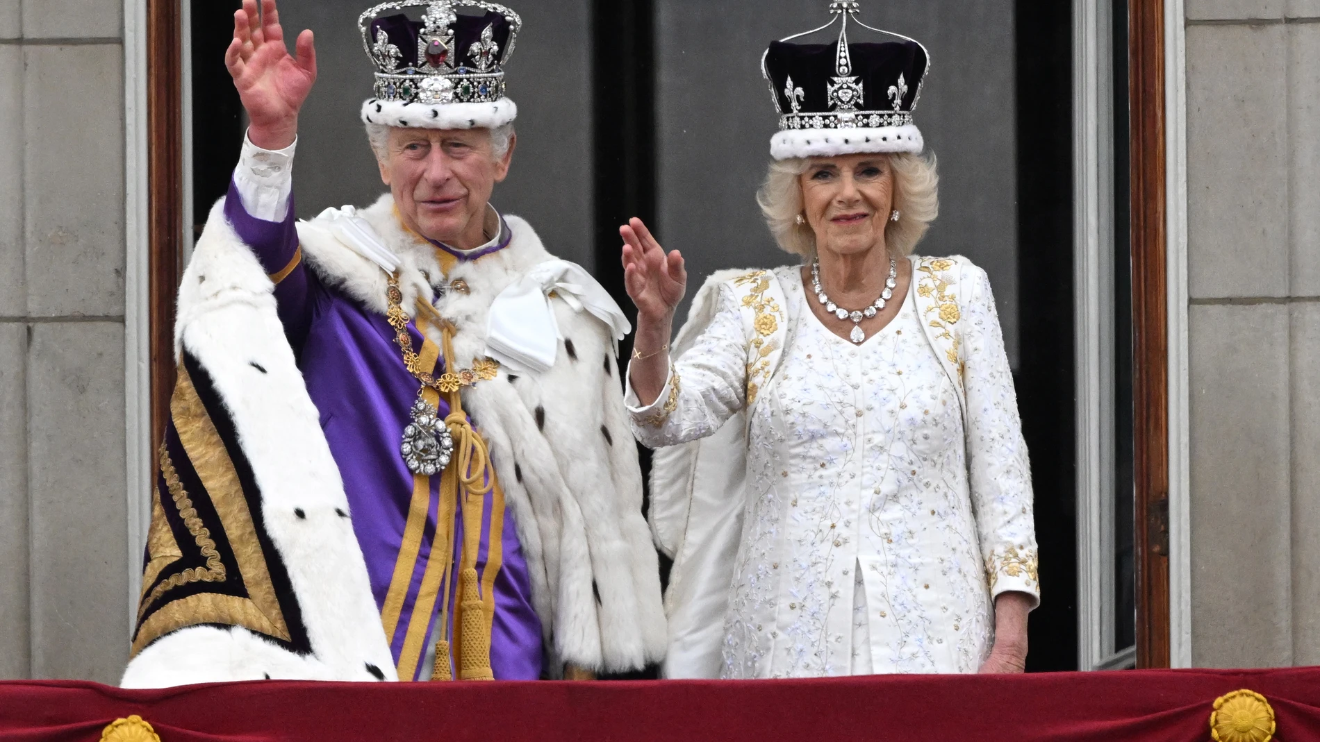 London (United Kingdom), 06/05/2023.- Britain's King Charles III (L) and Queen Camilla stand on the balcony of Buckingham Palace following their Coronation in London, Britain, 06 May 2023. The appearance on the balcony is to greet the crowds who have gathered in The Mall and to watch a fly past. (Reino Unido, Londres) EFE/EPA/Neil Hall