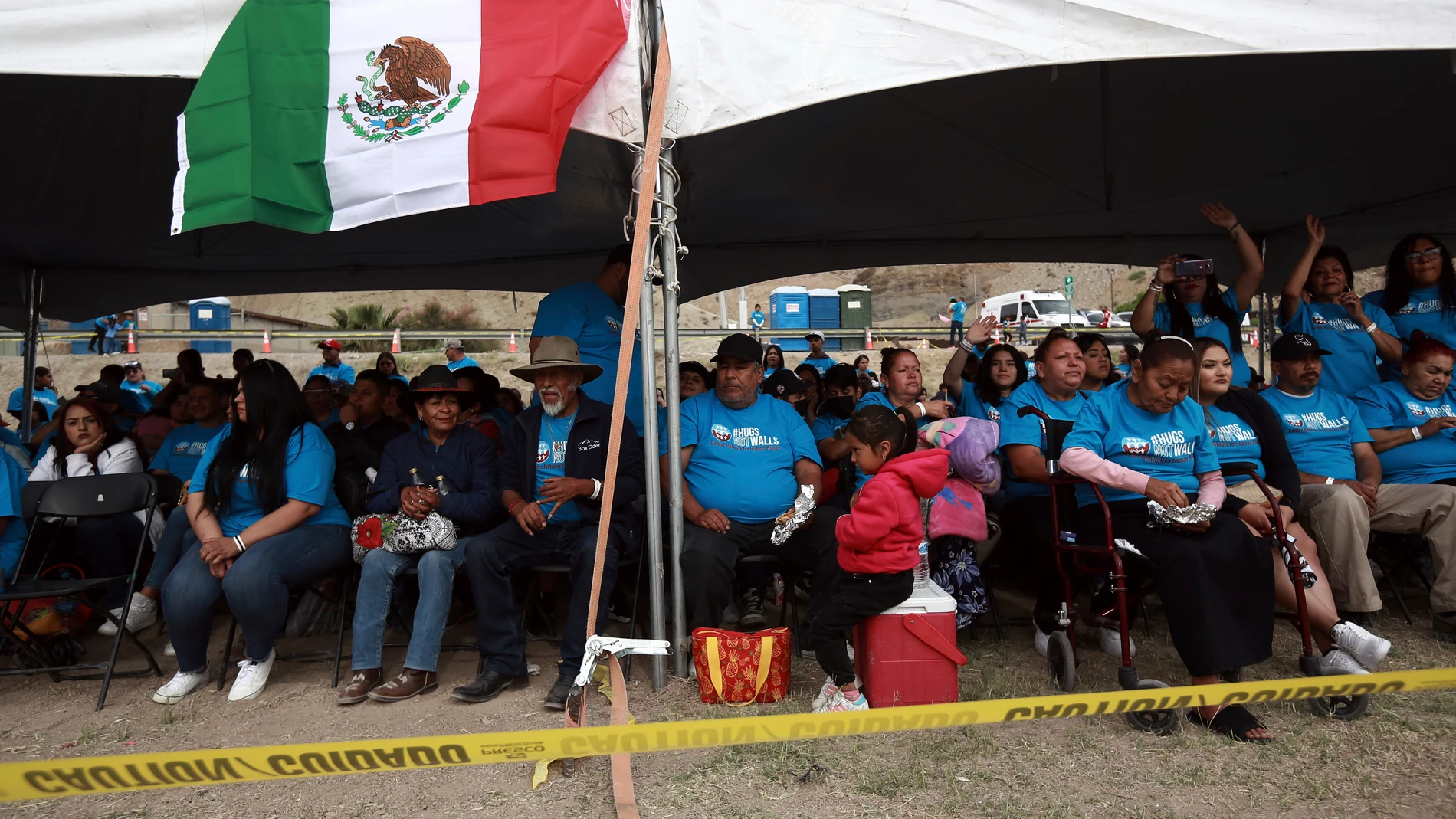 Mexicanos aguardan en la frontera a familiares que viven en Estados Unidos