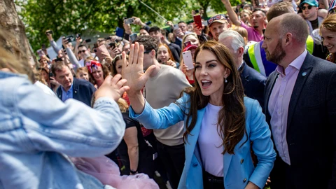 Los príncipes de Gales saludan a la gente en Windsor