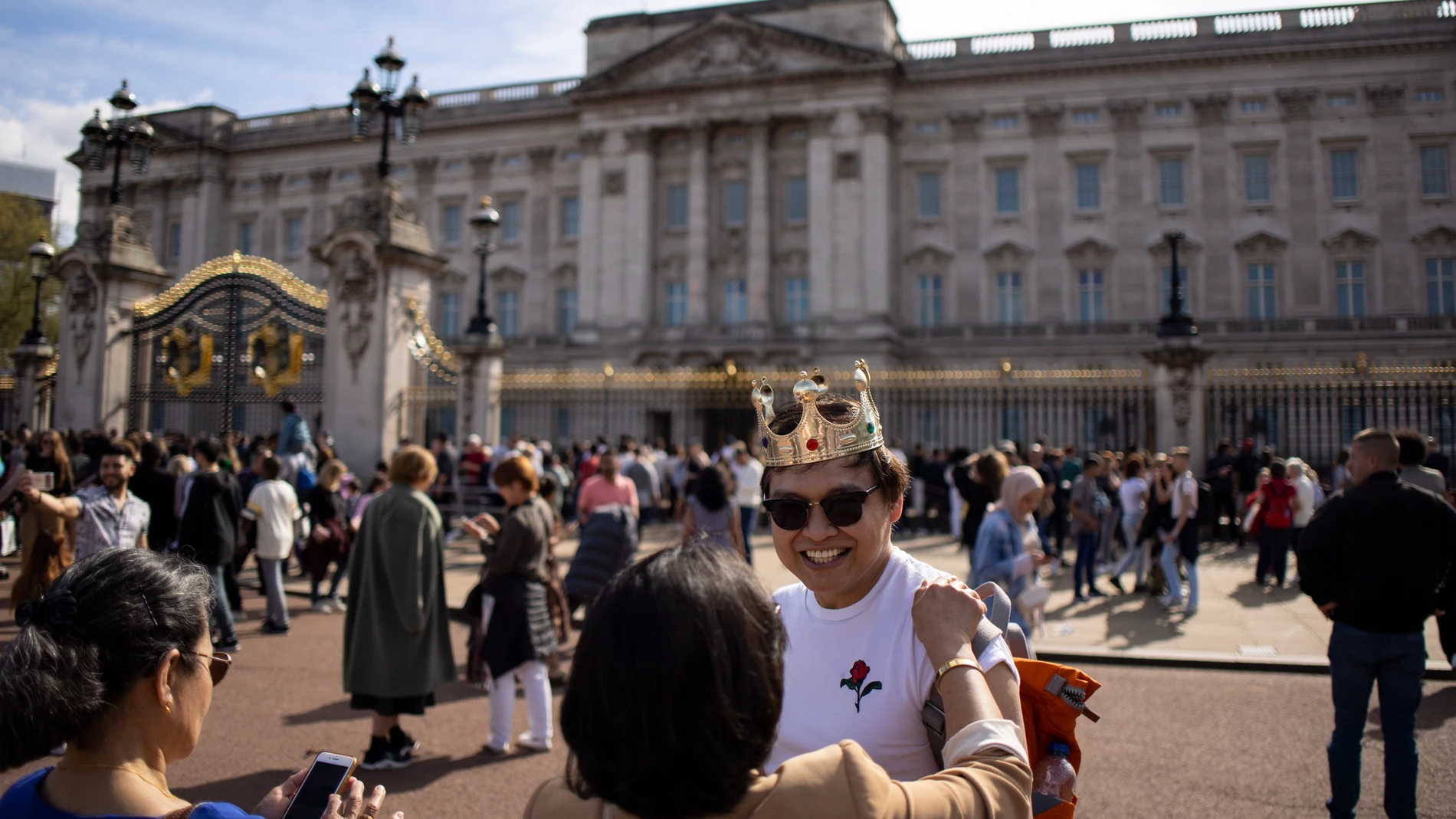 London (United Kingdom), 07/05/2023.- People visit Buckingham Palace to celebrate the Coronation of Britain's King Charles III in London, Britain, 07 May 2023. Britain's King Charles III and Queen Camilla were coronated on 06 May 2023. (Reino Unido, Londres) EFE/EPA/TOLGA AKMEN
