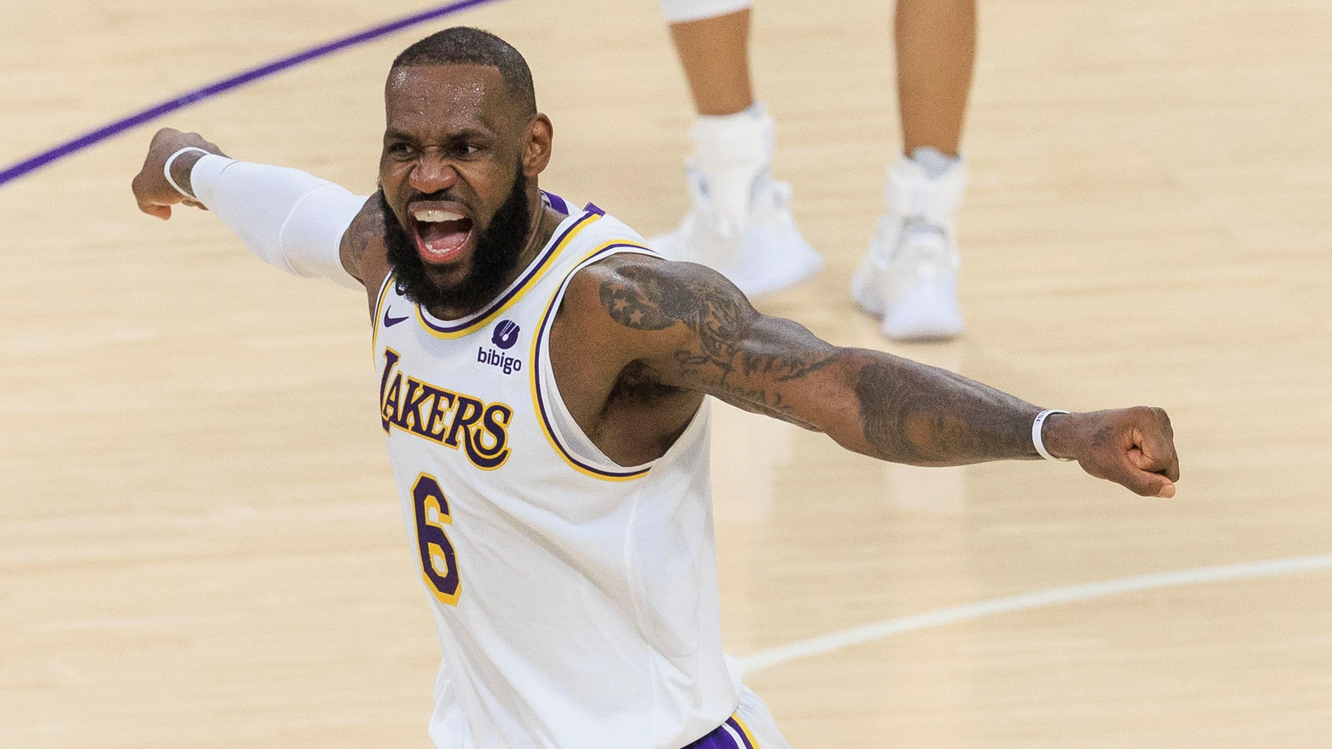 LeBron James y los Lakers arrasaron a los Warriors en el tercer partido