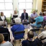 El candidato a la Alcaldía de Salamanca por el Partido Popular, Carlos García Carbayo, y la vicesecretaria general del PPCyL, Isabel Blanco, mantienen un encuentro con la Federación de Asociaciones de Mayores de Salamanca