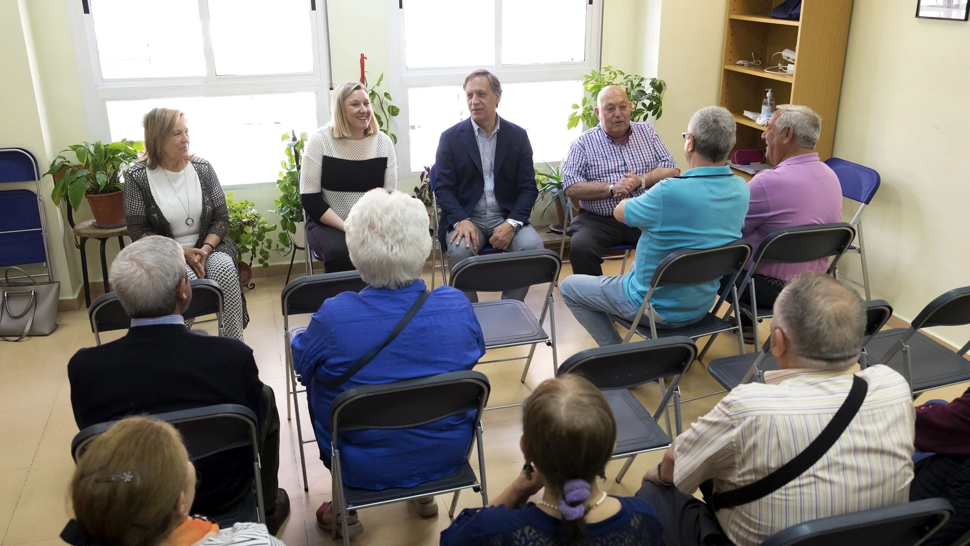 El candidato a la Alcaldía de Salamanca por el Partido Popular, Carlos García Carbayo, y la vicesecretaria general del PPCyL, Isabel Blanco, mantienen un encuentro con la Federación de Asociaciones de Mayores de Salamanca