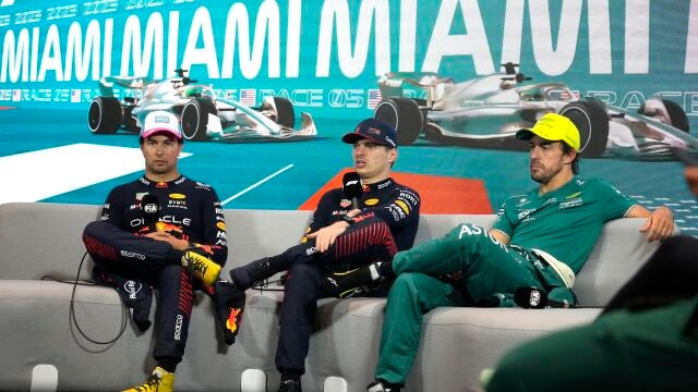 Fernando Alonso, con los dos pilotos de Red Bull