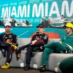 Fernando Alonso, con los dos pilotos de Red Bull