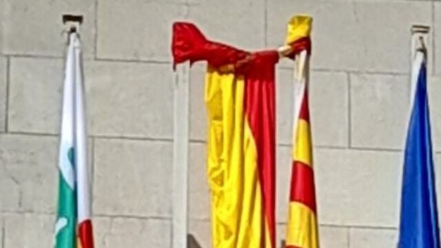 Aspecto de la bandera española en el Ayuntamiento de Figueres