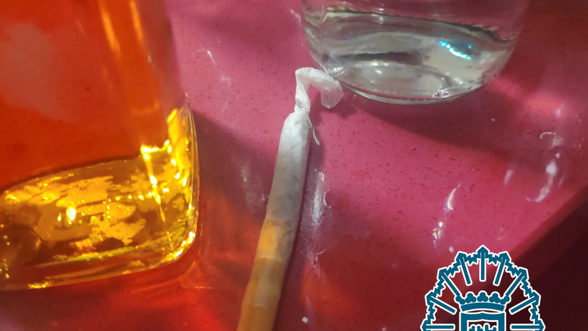 Imagén en la que se aprecían bebidas espirituosas y un cigarro con hachís POLICÍA LOCAL 08/05/2023