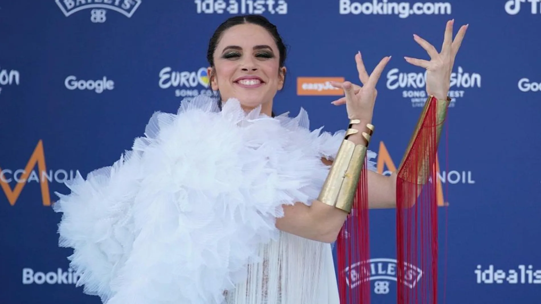 Blanca Paloma en la alfombra turquesa de Eurovisión 2023.