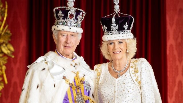 El rey Carlos III y la reina Camila en su primera foto oficial tras la coronación