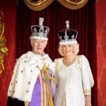 El rey Carlos III y la reina Camila en su primera foto oficial tras la coronación