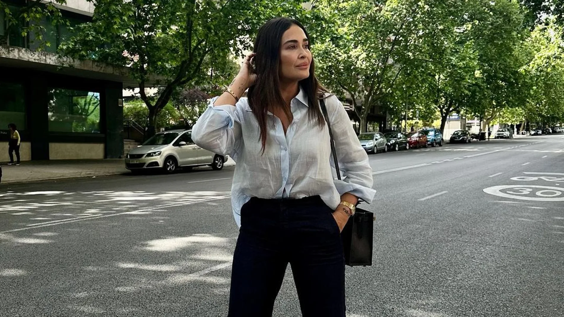 promesa Plantación Fascinante Vicky Martín Berrocal tiene el look perfecto para ir a la oficina en mayo  con pantalones de 'efecto tipazo' y camisa fluida de lino de Massimo Dutti