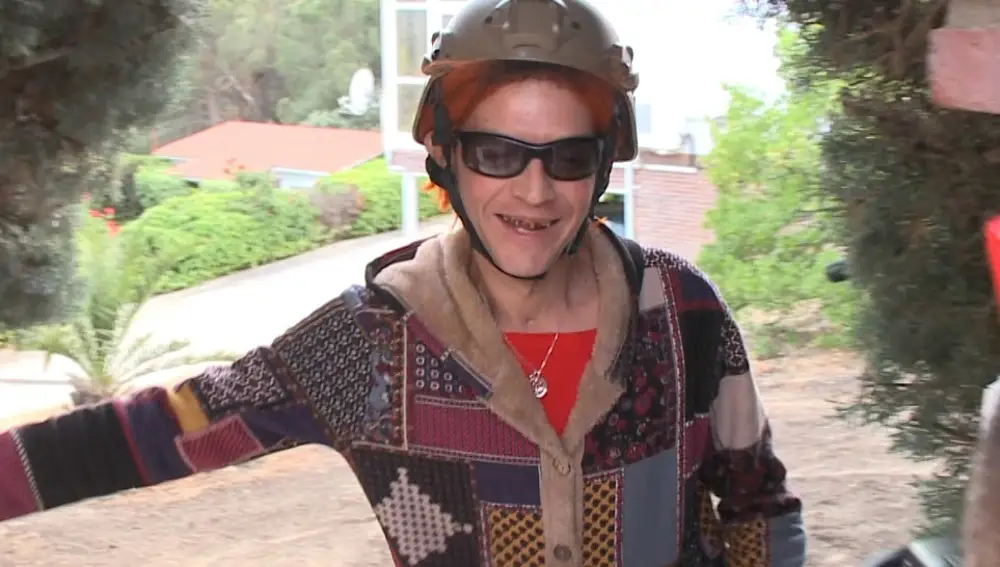 Camilo Blanes se pasea en patinete por la puerta de su casa para presumir de su nueva identidad