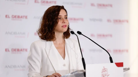 Isabel Díaz Ayuso con traje blanco.