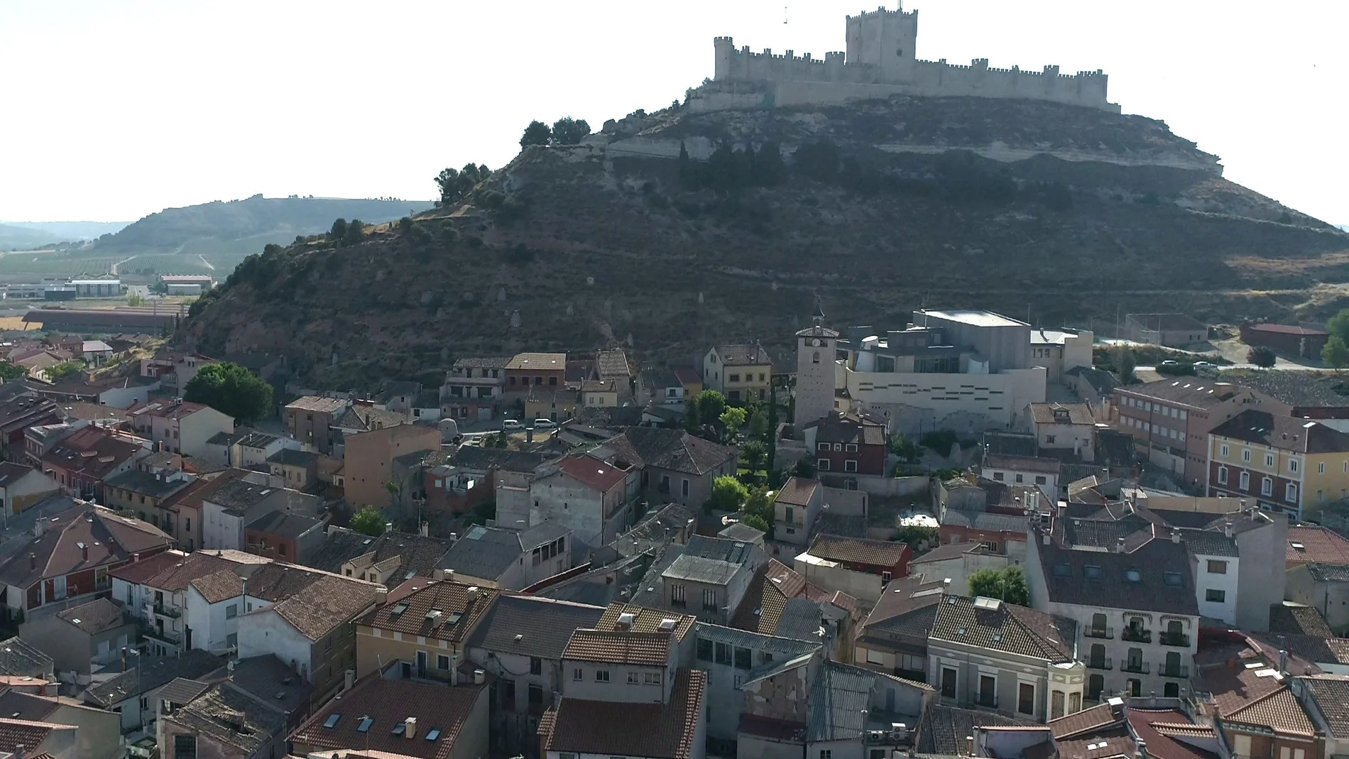 Vista área del casco histórico de Peñafiel con su medieval castillo en lo alto