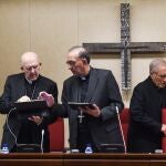 (I-D) El cardenal arzobispo de Madrid, Carlos Osoro; el presidente de la Conferencia Episcopal Española, Juan José Omella Juan José Omella, y el cardenal Antonio María Rouco Varela, a su llegada a una rueda de prensa en la 121º Asamblea Plenaria de los obispos españoles, en la sede de la Conferencia Episcopal Española (CEE), a 17 de abril de 2023, en Madrid (España). 