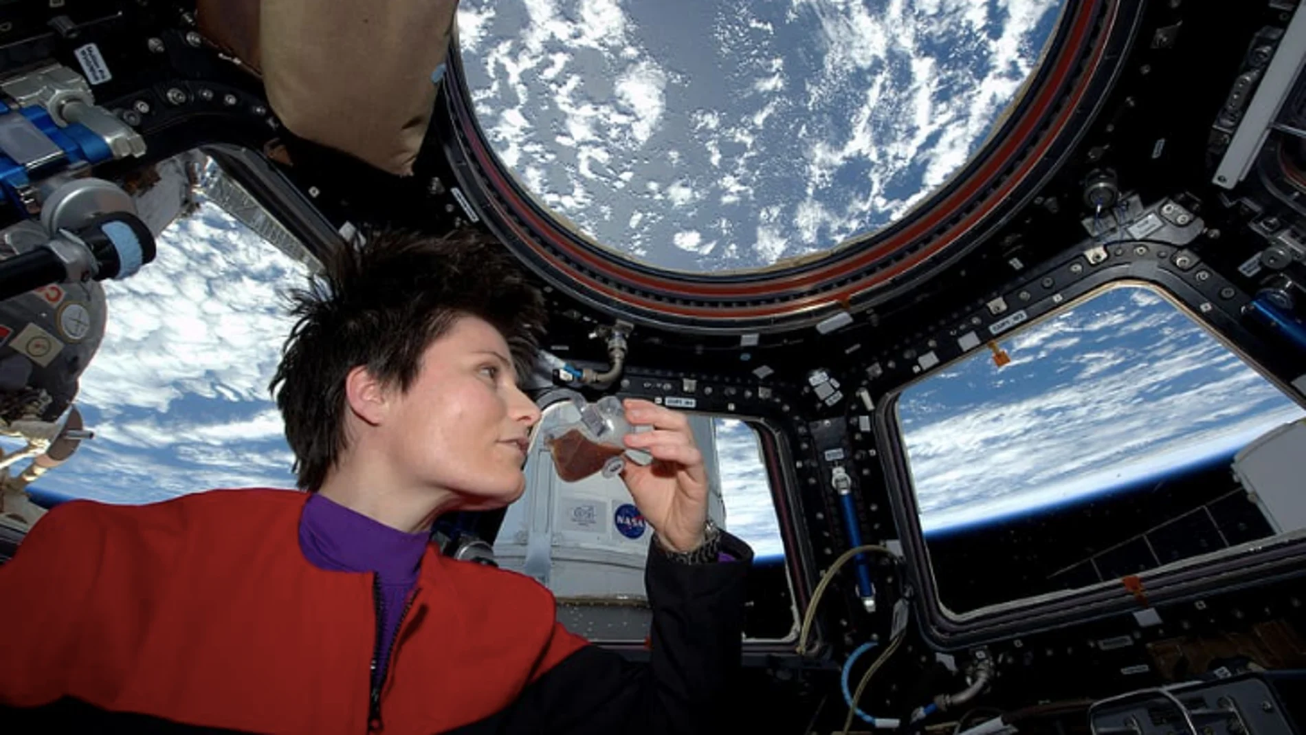 Astronauta bebiendo