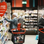 Dos jubilados compran en un supermercado