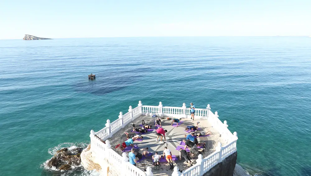 Un grupo de turistas hacen ejercicio en el Balcón del Mediterráneo de Benidorm
