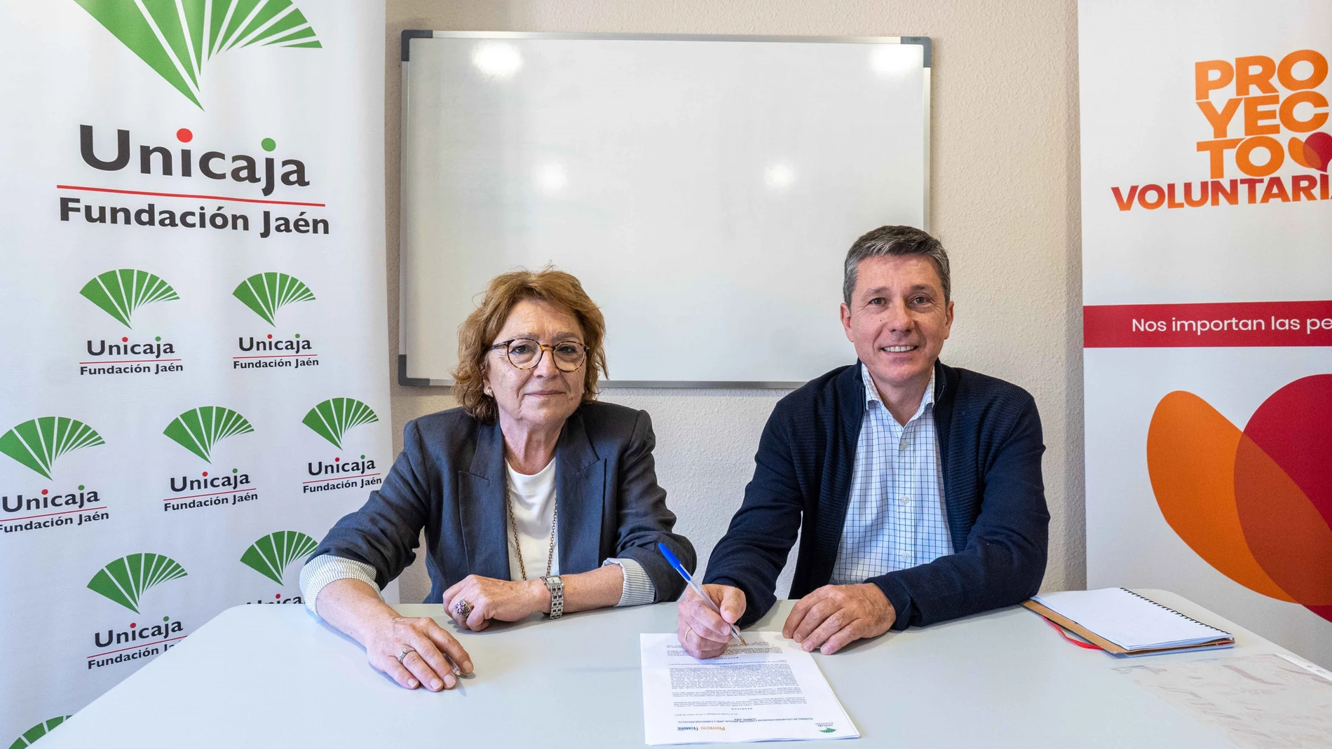 La presidenta de la Fundación Unicaja Jaén, Carmen Espín, y el presidente de Proyecto Hombre Jaén, Rafael Ramos, firman la renovación del acuerdo FUNDACIÓN UNICAJA 26/04/2023
