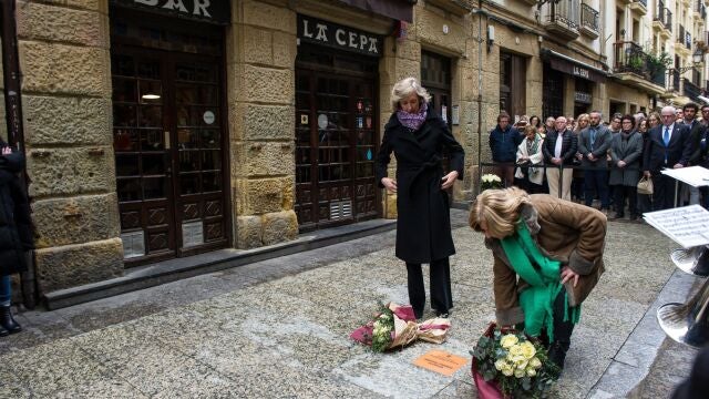 Homenaje a Gregorio Ordóñez frente al bar "La Cepa" de San Sebastián, donde fue asesinado a tiros en 1995