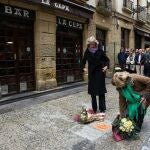 Una comitiva parte desde el Ayuntamiento de San Sebastián, atraviesa la Calle Mayor y se dirige a la Calle 31 de agosto hasta llegar a la altura del bar La Cepa, en el que se cometió el atentado en el que ETA asesinó al político del PP Gregorio Ordóñez. Una vez allí, el Ayuntamiento descubre una placa. En San Sebastián (Euskadi/España) a 25 de enero de 2020.