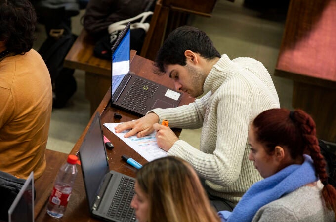 Estudiantes universitarios en la facultad de Derecho de la Universidad Complutense de Madrid.
