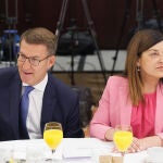Alberto Núñez Feijóo ha presentado a la candidata del PP a la Presidencia de Cantabria, Mª José Sáenz de Buruaga, en un desayuno informativo